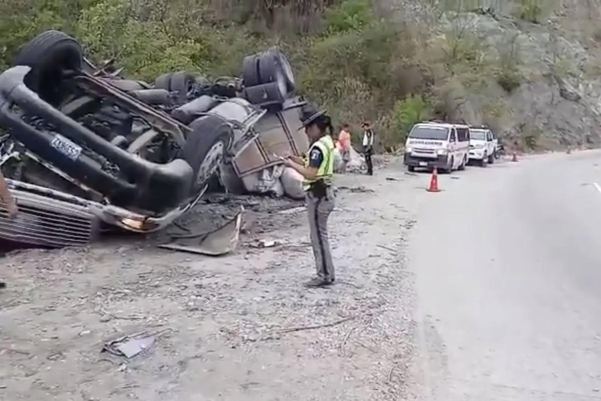 Tráiler volcado en Km. 70 de ruta al Atlántico., Provial