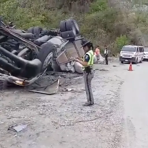 Tráiler volcado en Km. 70 de ruta al Atlántico. ,Provial