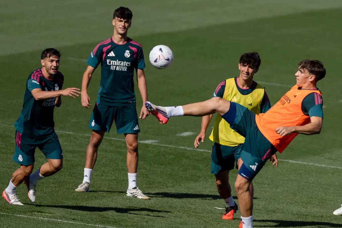 El jugador del Real Madrid Sergio Martínez (2d) asiste al entrenamiento del equipo en la ciudad deportiva de Valdebebas