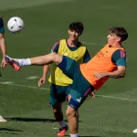 El jugador del Real Madrid Sergio Martínez (2d) asiste al entrenamiento del equipo en la ciudad deportiva de Valdebebas
