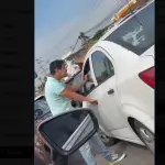 Hombre rompe ventana de vehículo  ,Captura de video