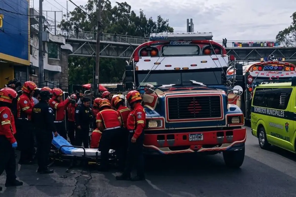 El ayudante del bus resultó herido tras el ataque armado en El Trébol., Bomberos Municipales