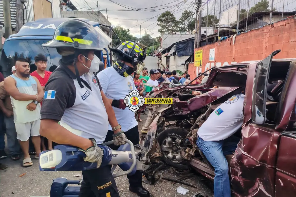 Accidente mortal queda grabado por cámara de seguridad en San Juan Sacatepéquez., Bomberos Voluntarios, San Juan Sacatepéquez