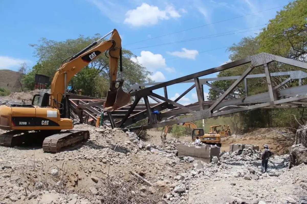 Trabajos para restablecer el paso en el puente Güijo, en Km. 110 de la ruta al Atlántico., CIV