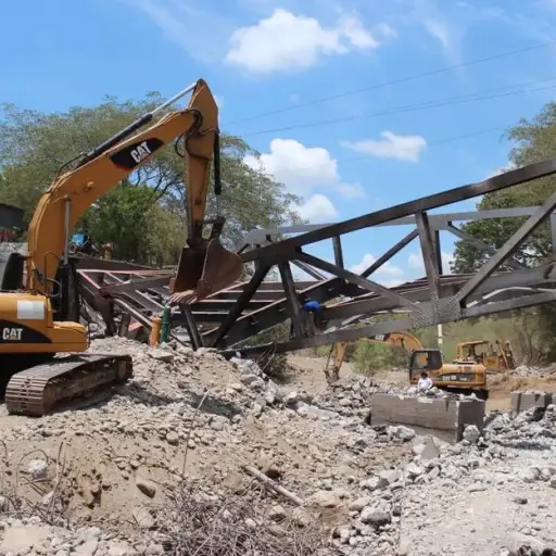 Trabajos para restablecer el paso en el puente Güijo, en Km. 110 de la ruta al Atlántico. ,CIV