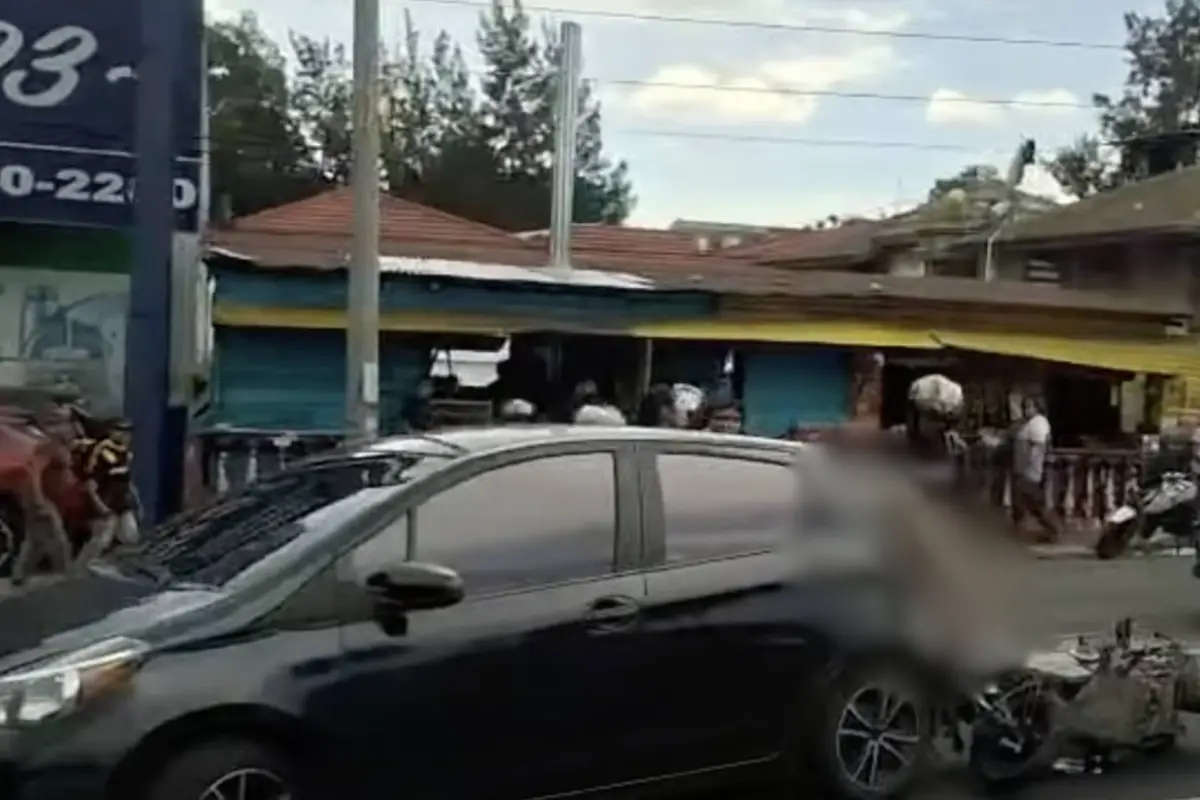 Motorista queda parcialmente dentro de un vehículo tras choque, Captura de pantalla video de X.