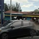 Motorista queda parcialmente dentro de un vehículo tras choque ,Captura de pantalla video de X.