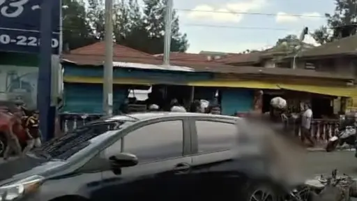Motorista queda parcialmente dentro de un vehículo tras choque ,Captura de pantalla video de X.