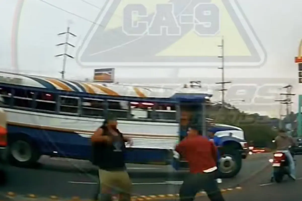 Captan a dos ayudantes de buses a golpes en pleno tránsito en zona 18., Captura de pantalla video de X.
