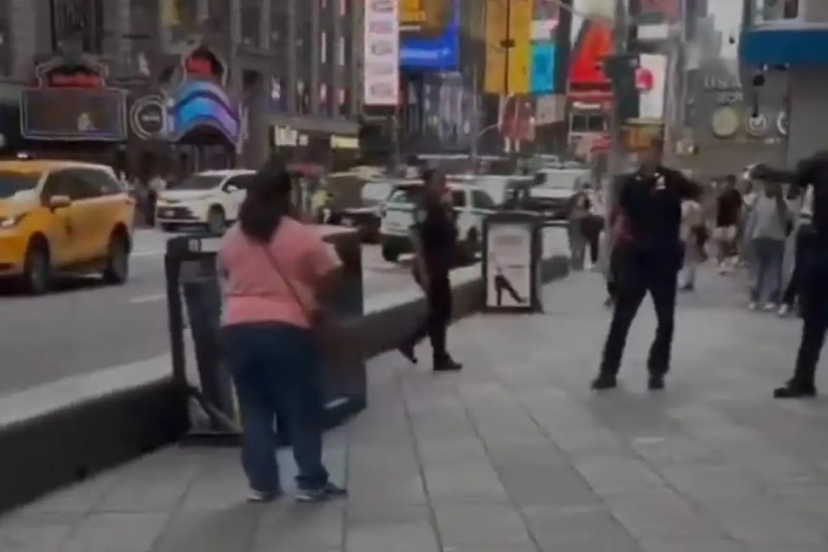 Policía abate a mujer que apuñaló a dos en Times Square, Captura de pantalla de la red social X