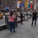Policía abate a mujer que apuñaló a dos en Times Square ,Captura de pantalla de la red social X