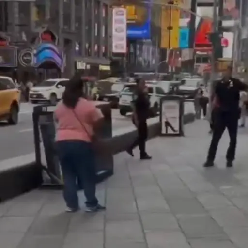 Policía abate a mujer que apuñaló a dos en Times Square ,Captura de pantalla de la red social X