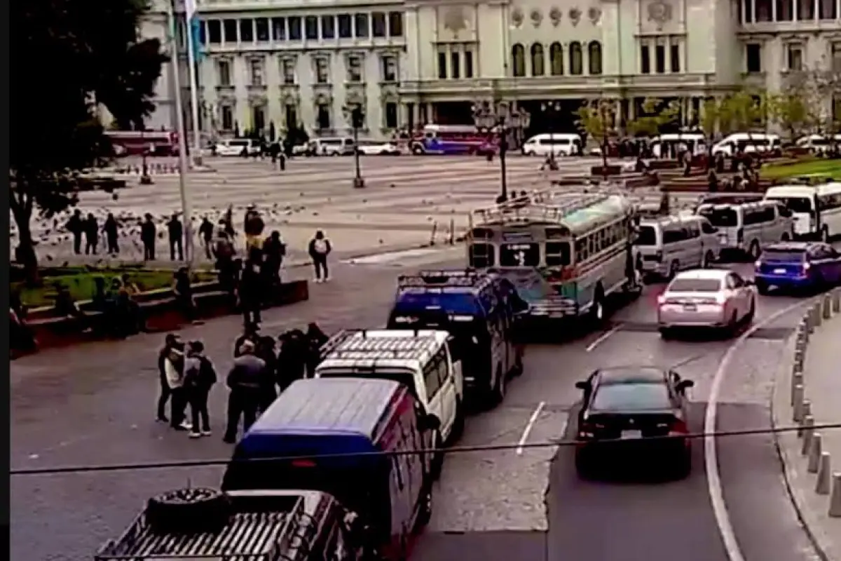 Los integrantes de los 48 Cantones de Totonicapán están llegando en buses a la zona 1 capitalina., PMT capitalina/Montejo