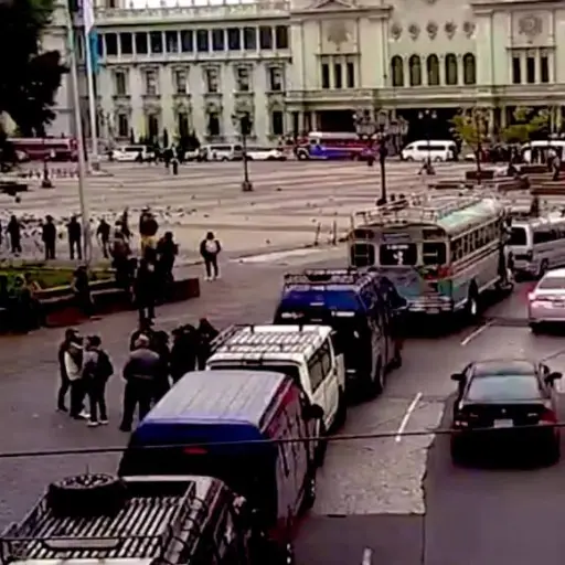 Los integrantes de los 48 Cantones de Totonicapán están llegando en buses a la zona 1 capitalina. ,PMT capitalina/Montejo
