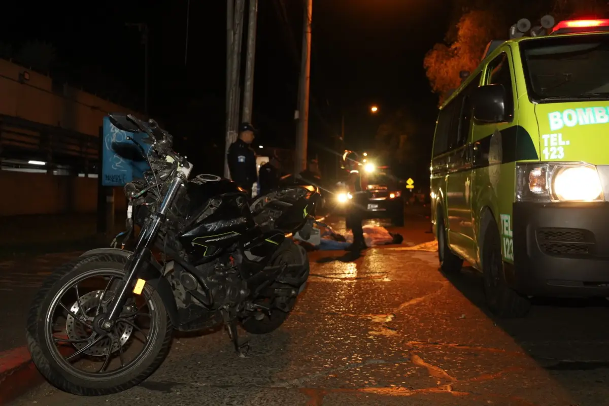 La motocicleta donde viajaban las víctimas del percance fue hallada a pocos metros de donde estaban los fallecidos en la zona 13., Bomberos Municipales