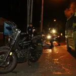 La motocicleta donde viajaban las víctimas del percance fue hallada a pocos metros de donde estaban los fallecidos en la zona 13. ,Bomberos Municipales
