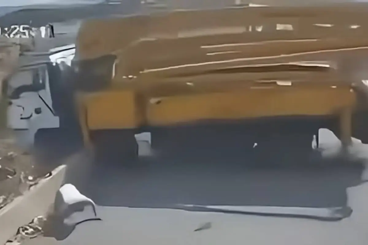 Conductor salta de camión antes de quedar al borde de un precipicio en Samaria., Captura de pantalla video de X.