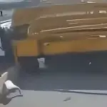 Conductor salta de camión antes de quedar al borde de un precipicio en Samaria. ,Captura de pantalla video de X.