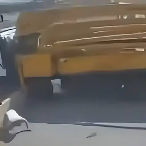 Conductor salta de camión antes de quedar al borde de un precipicio en Samaria. ,Captura de pantalla video de X.