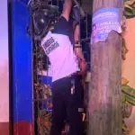 Hombre queda colgado en reja de vivienda ,Bomberos Voluntarios