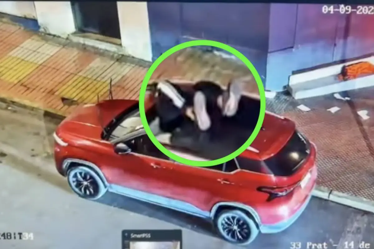 Quiso robar un auto entrando por el quemacocos y terminó atrapado., Captura de pantalla video de Instagram.