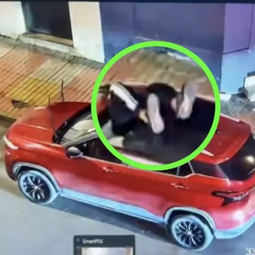Quiso robar un auto entrando por el quemacocos y terminó atrapado. ,Captura de pantalla video de Instagram.