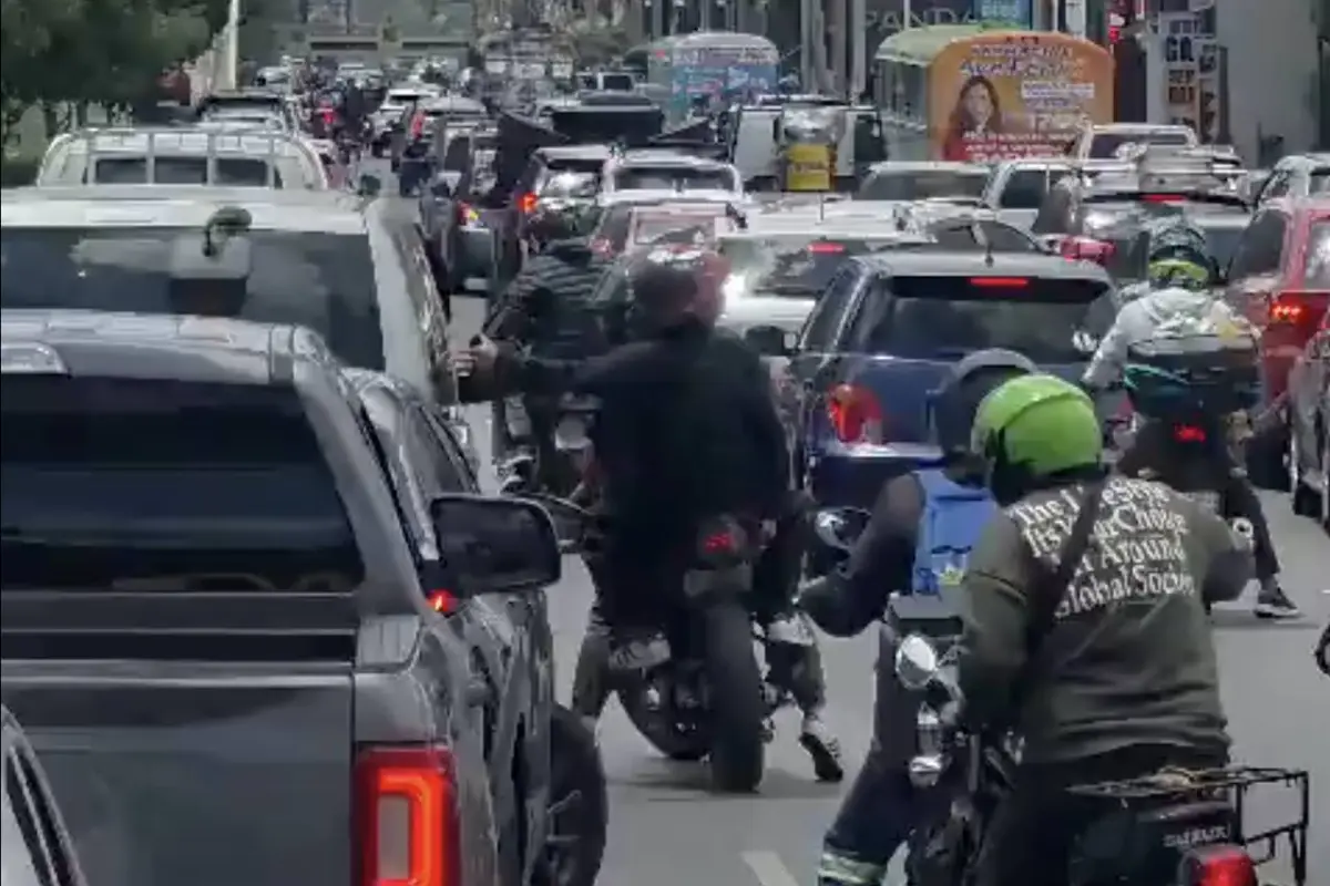 Motoladrones asaltan y disparan contra un microbús; el hecho queda grabado., Captura de pantalla video de X.