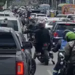Motoladrones asaltan y disparan contra un microbús; el hecho queda grabado. ,Captura de pantalla video de X.