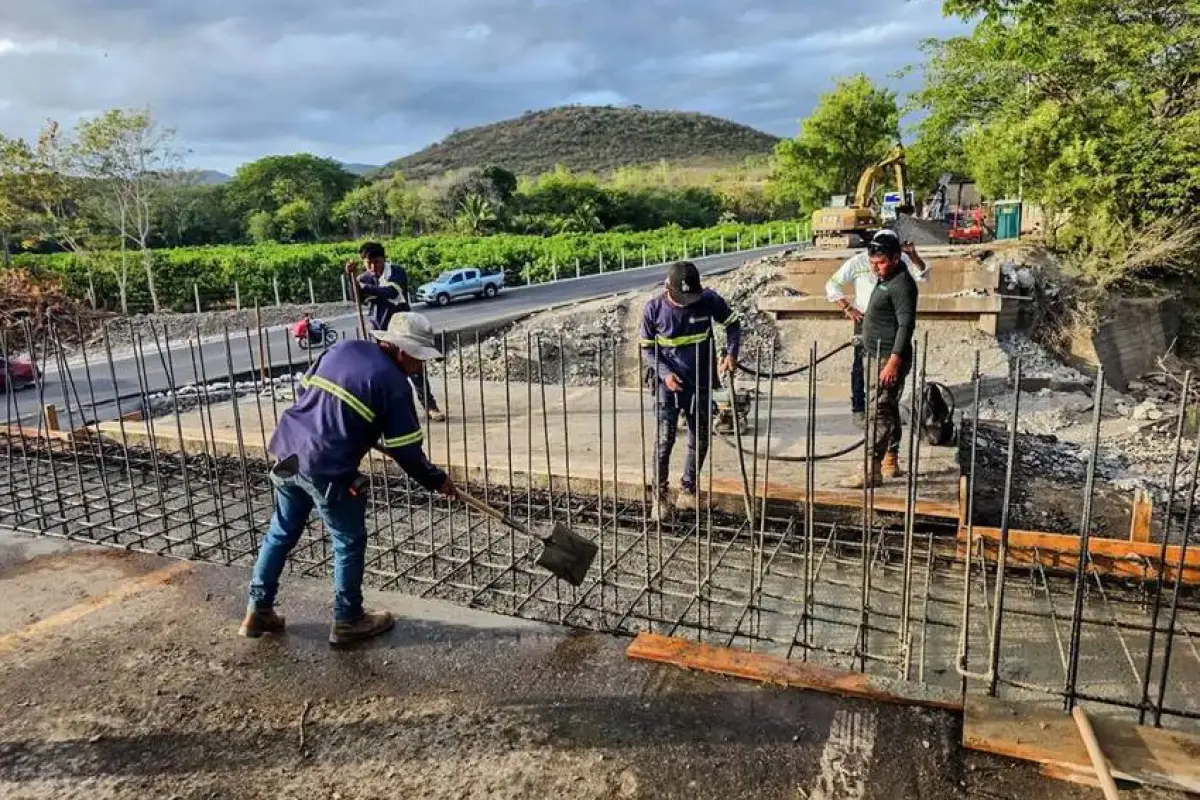 Trabajos para instalar el puente Bailey en el sector de Güijo, ruta al Atlántico, Zacapa., CIV