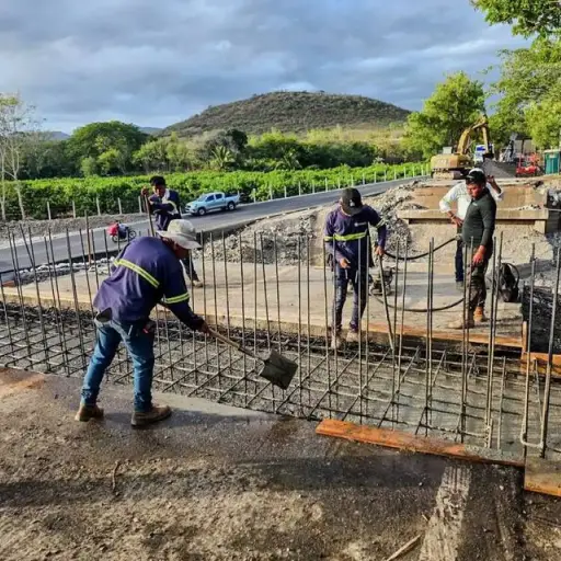 Trabajos para instalar el puente Bailey en el sector de Güijo, ruta al Atlántico, Zacapa. ,CIV