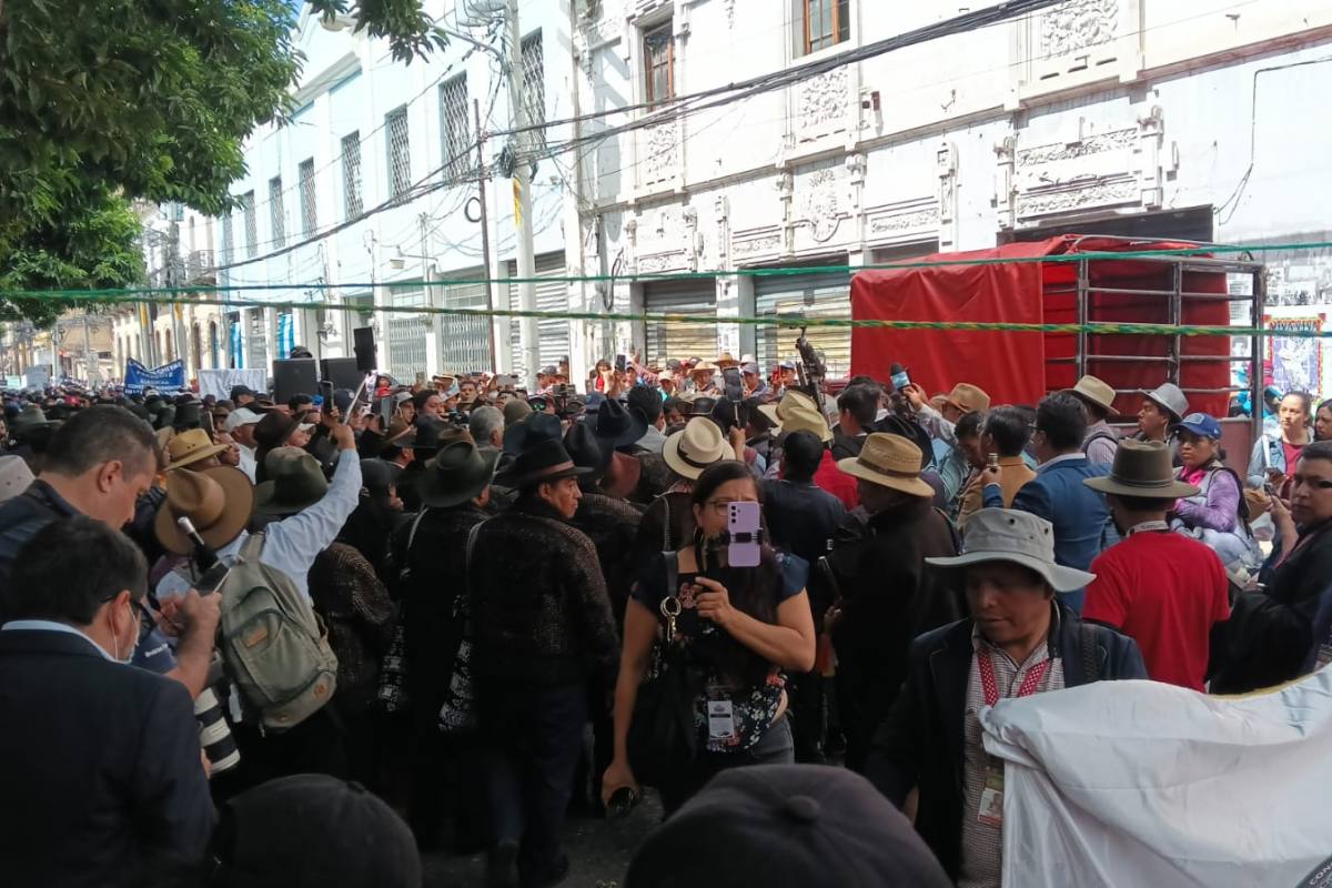 Integrantes de 48 Cantones llegan al Congreso