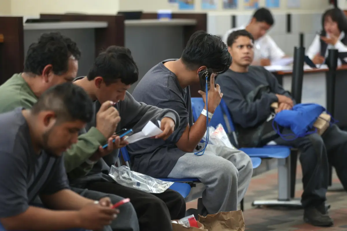 Ciudadanos mexicanos deportados de El Paso, Texas, Estados Unidos, esperan este martes en el Centro de Recepción de Personas Migrantes Retornadas en Ciudad de Guatemala (Guatemala), EFE/ Mariano Macz