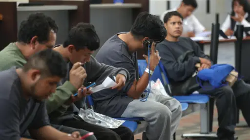 Ciudadanos mexicanos deportados de El Paso, Texas, Estados Unidos, esperan este martes en el Centro de Recepción de Personas Migrantes Retornadas en Ciudad de Guatemala (Guatemala) , EFE/ Mariano Macz