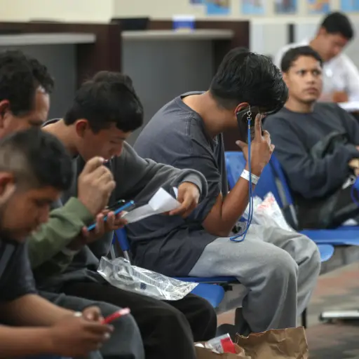 Ciudadanos mexicanos deportados de El Paso, Texas, Estados Unidos, esperan este martes en el Centro de Recepción de Personas Migrantes Retornadas en Ciudad de Guatemala (Guatemala) , EFE/ Mariano Macz