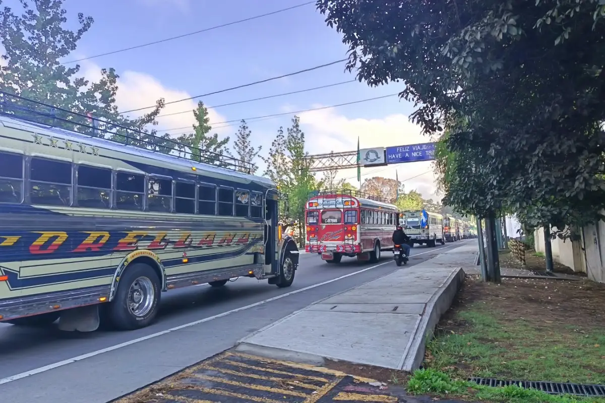 Caravana de buses de Antigua Guatemala se dirige hacia la capital., Juan Carlos Chanta/EU