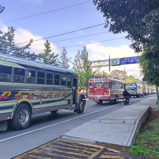 Caravana de buses de Antigua Guatemala se dirige hacia la capital. ,Juan Carlos Chanta/EU