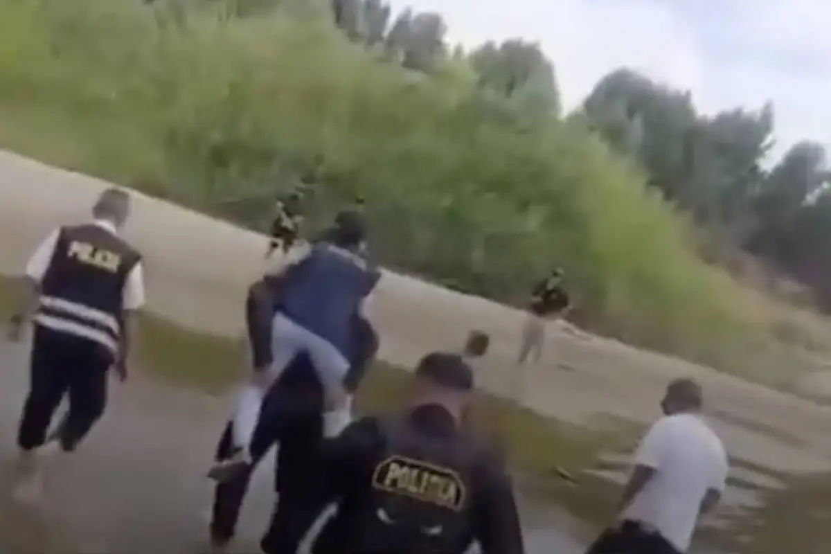 Video viral muestra a fiscal que pidió ser cargada durante levantamiento de cadáver en Perú., Captura de pantalla video de X.