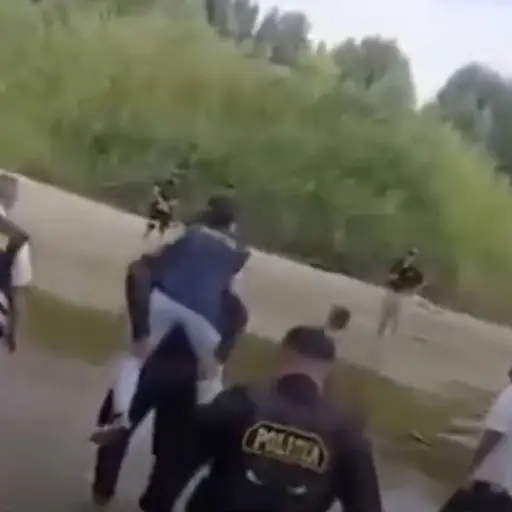 Video viral muestra a fiscal que pidió ser cargada durante levantamiento de cadáver en Perú. ,Captura de pantalla video de X.