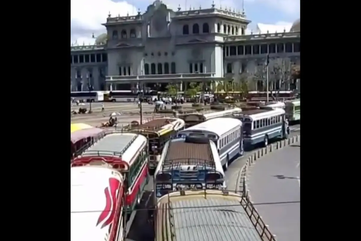 Transportistas hacen recorrido en caravana en la zona 1 capitalina el miércoles, 9 de septiembre de 2026., PMT capitalina/Montejo