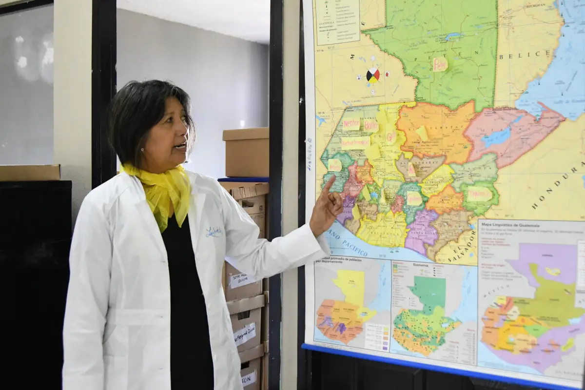 La especialista en gestión de archivo, Lizbeth Barrientos, mostrando el mapa de Guatemala con las regiones que fueron afectadas por el conflicto armado interno, en Ciudad de Guatemala (Guatemala),  EFE Alex Cruz
