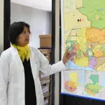 La especialista en gestión de archivo, Lizbeth Barrientos, mostrando el mapa de Guatemala con las regiones que fueron afectadas por el conflicto armado interno, en Ciudad de Guatemala (Guatemala) , EFE Alex Cruz
