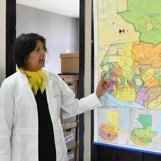 La especialista en gestión de archivo, Lizbeth Barrientos, mostrando el mapa de Guatemala con las regiones que fueron afectadas por el conflicto armado interno, en Ciudad de Guatemala (Guatemala) , EFE Alex Cruz