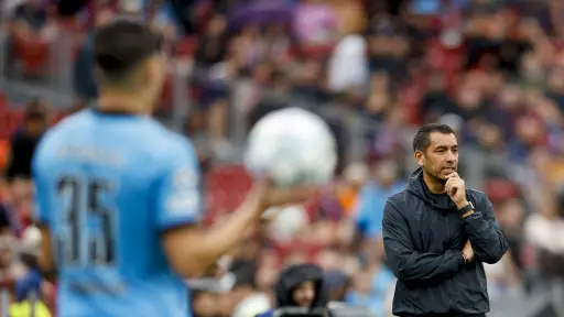 Van Bronckhorst: El Barcelona es el mejor equipo del mundo