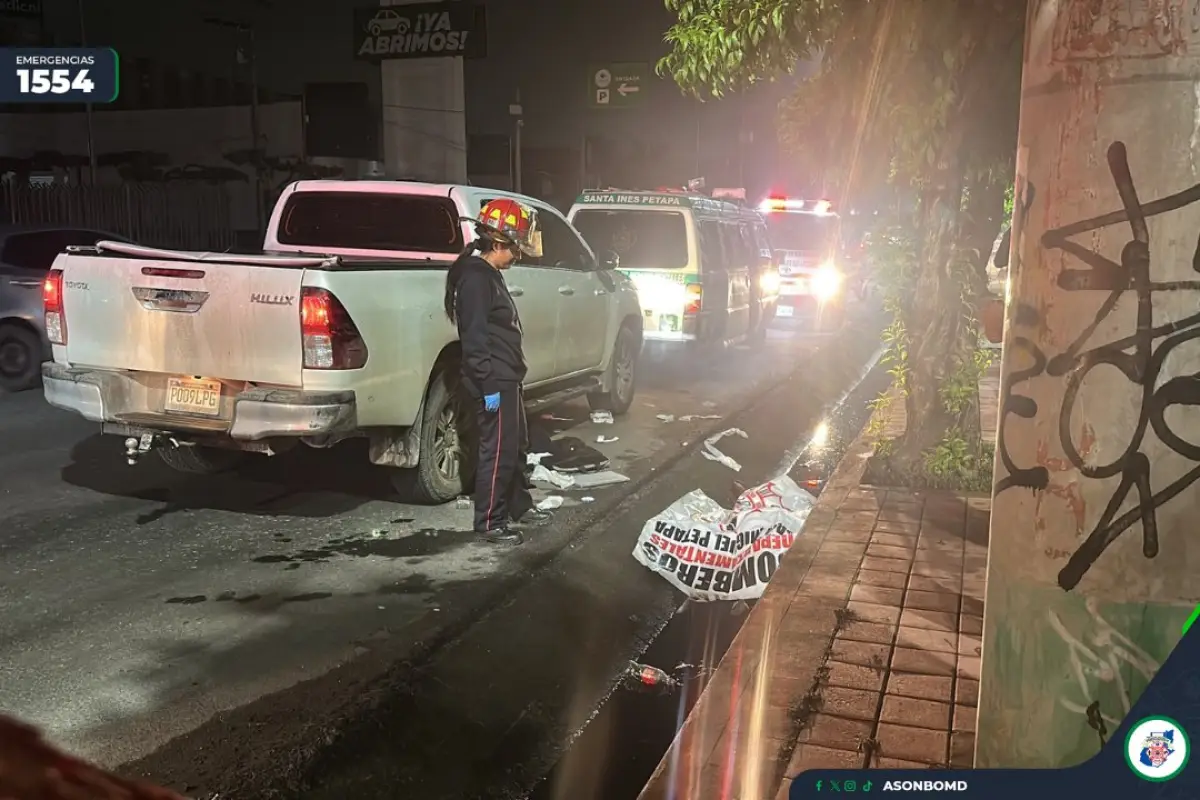 El cuerpo fue encontrado en una cuneta en un sector de la zona 5 de Villa Nueva., Bomberos Voluntarios