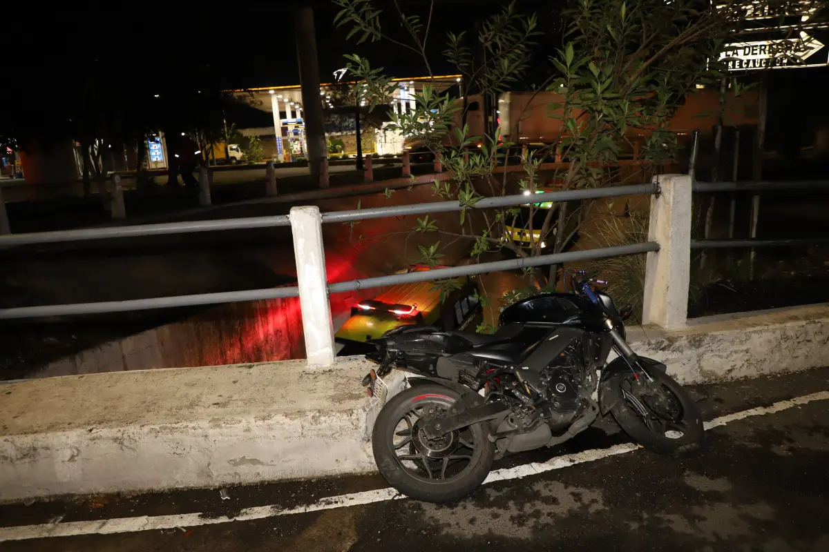 La motocicleta quedó sobre el puente, en la zona 8 de Mixco., Bomberos Municipales