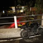La motocicleta quedó sobre el puente, en la zona 8 de Mixco. ,Bomberos Municipales