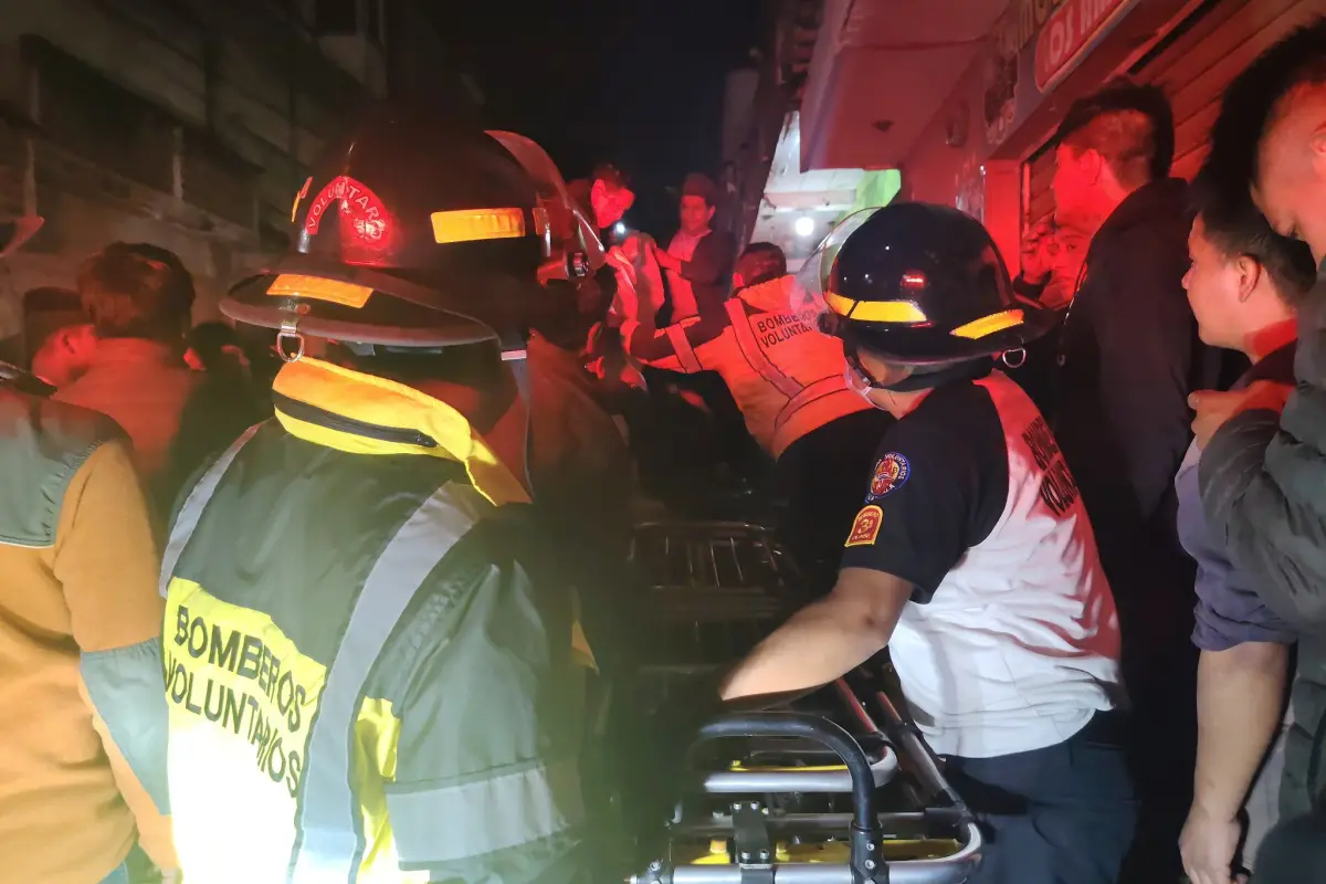 Los socorristas trasladaron a los afectados por el impacto del rayo en San Juan Sacatepéquez., Bomberos Voluntarios