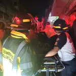 Los socorristas trasladaron a los afectados por el impacto del rayo en San Juan Sacatepéquez. ,Bomberos Voluntarios