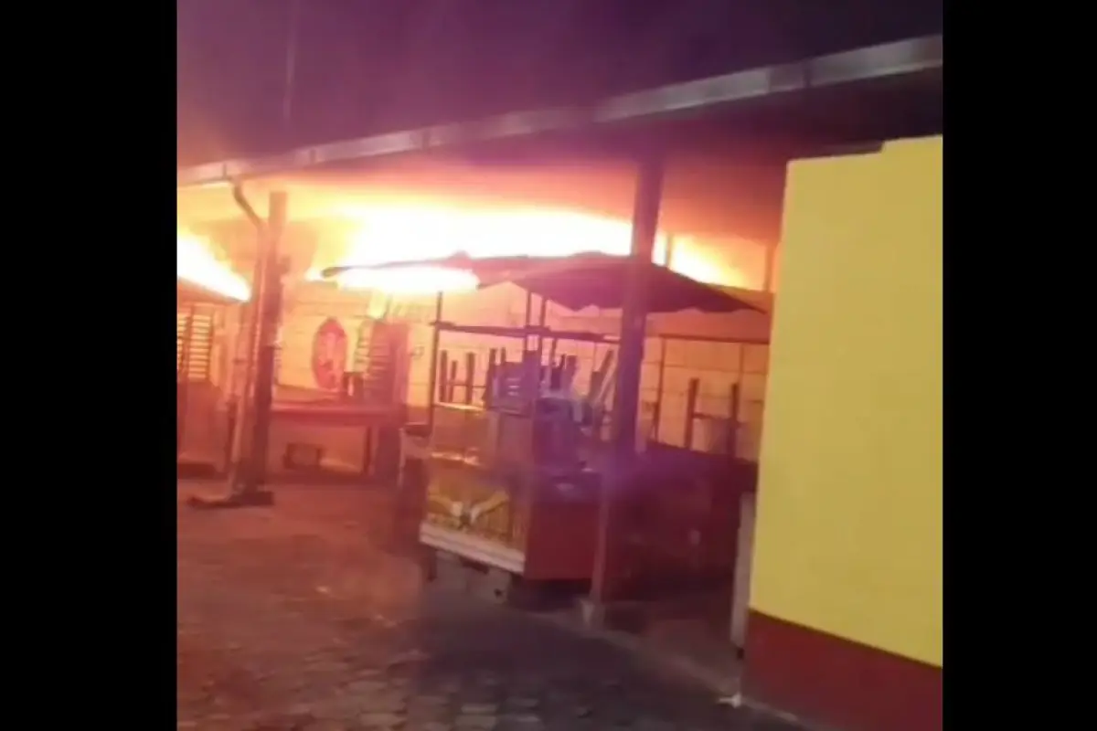 El fuego consumió varios locales del mercado de San José El Ídolo., Bomberos Voluntarios
