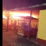 El fuego consumió varios locales del mercado de San José El Ídolo. ,Bomberos Voluntarios